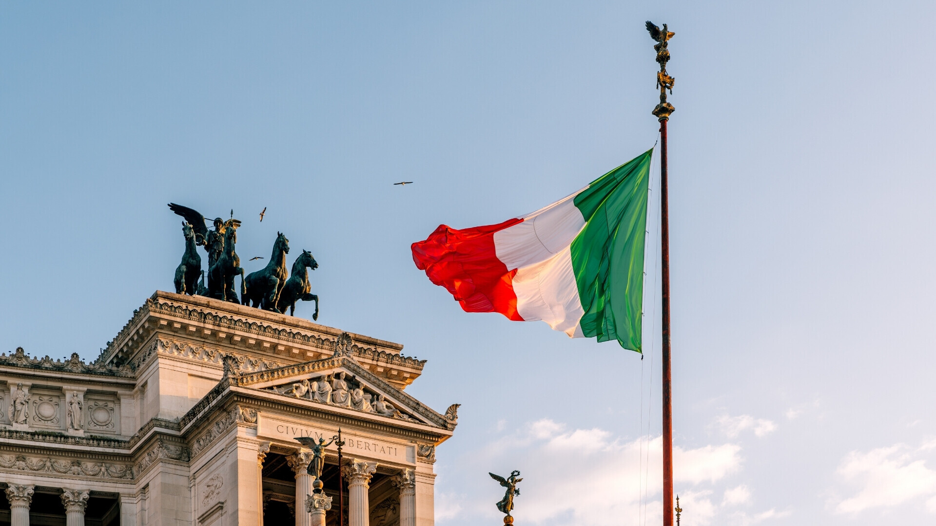 Bandiera italiana davanti all'Altare della Patria