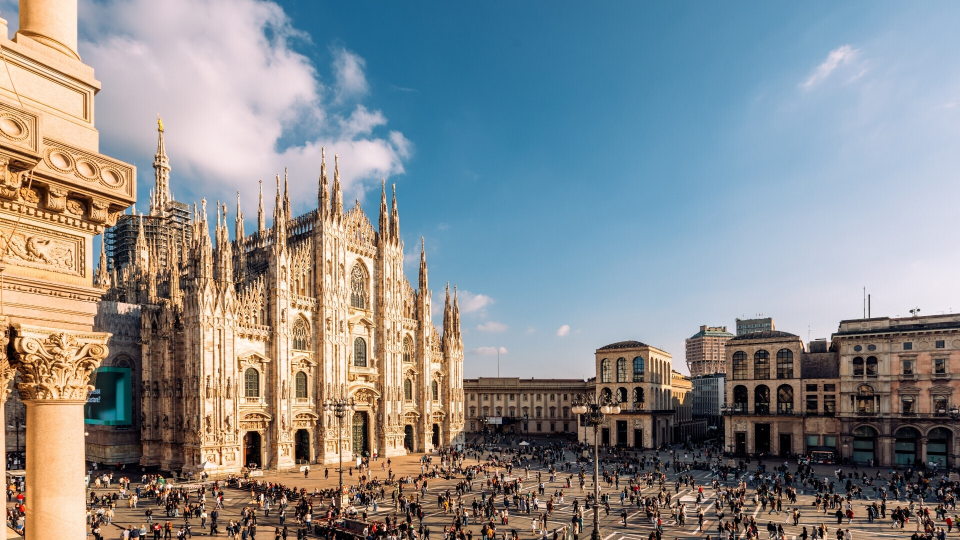 Vista laterale della cattedrale del Duomo di Milano, Italia