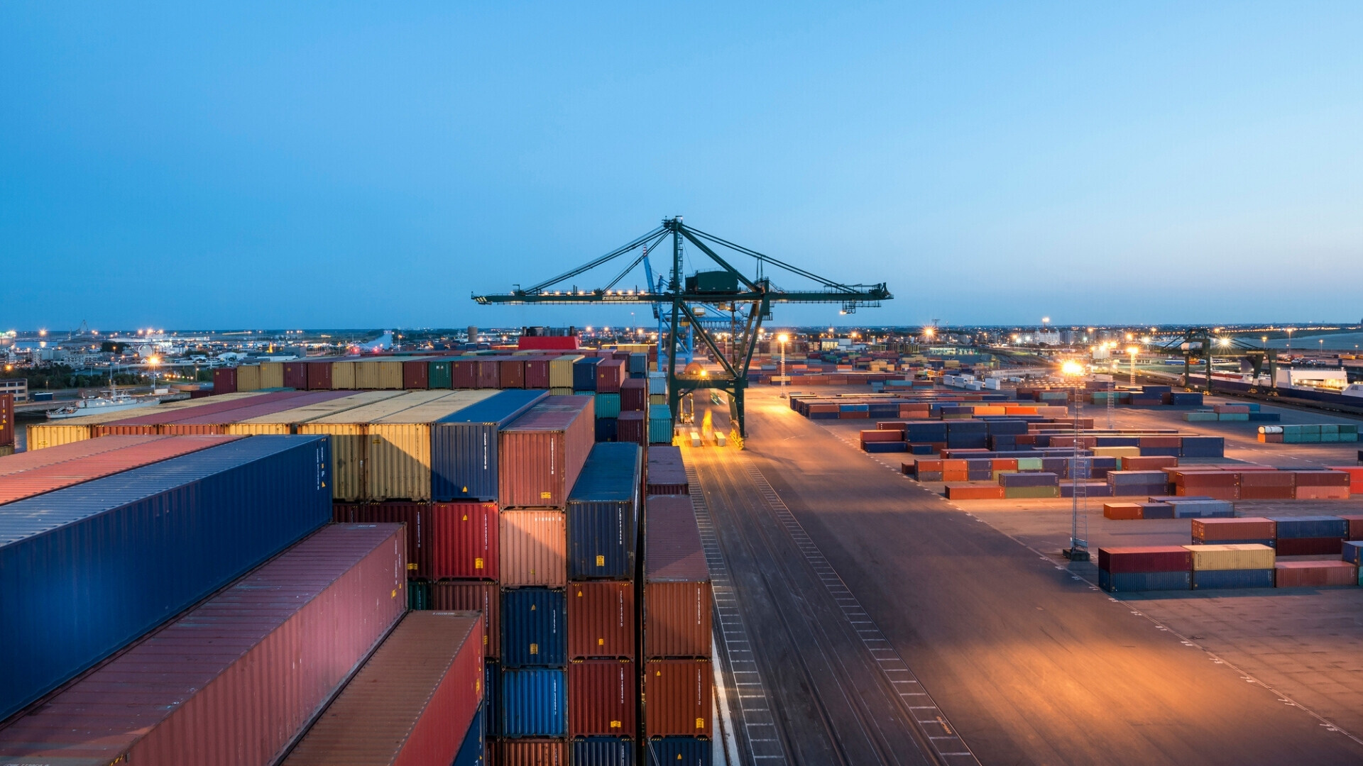 Veduta aerea del porto di Zeebrugge in Belgio, ripresa da una nave portacontainer.