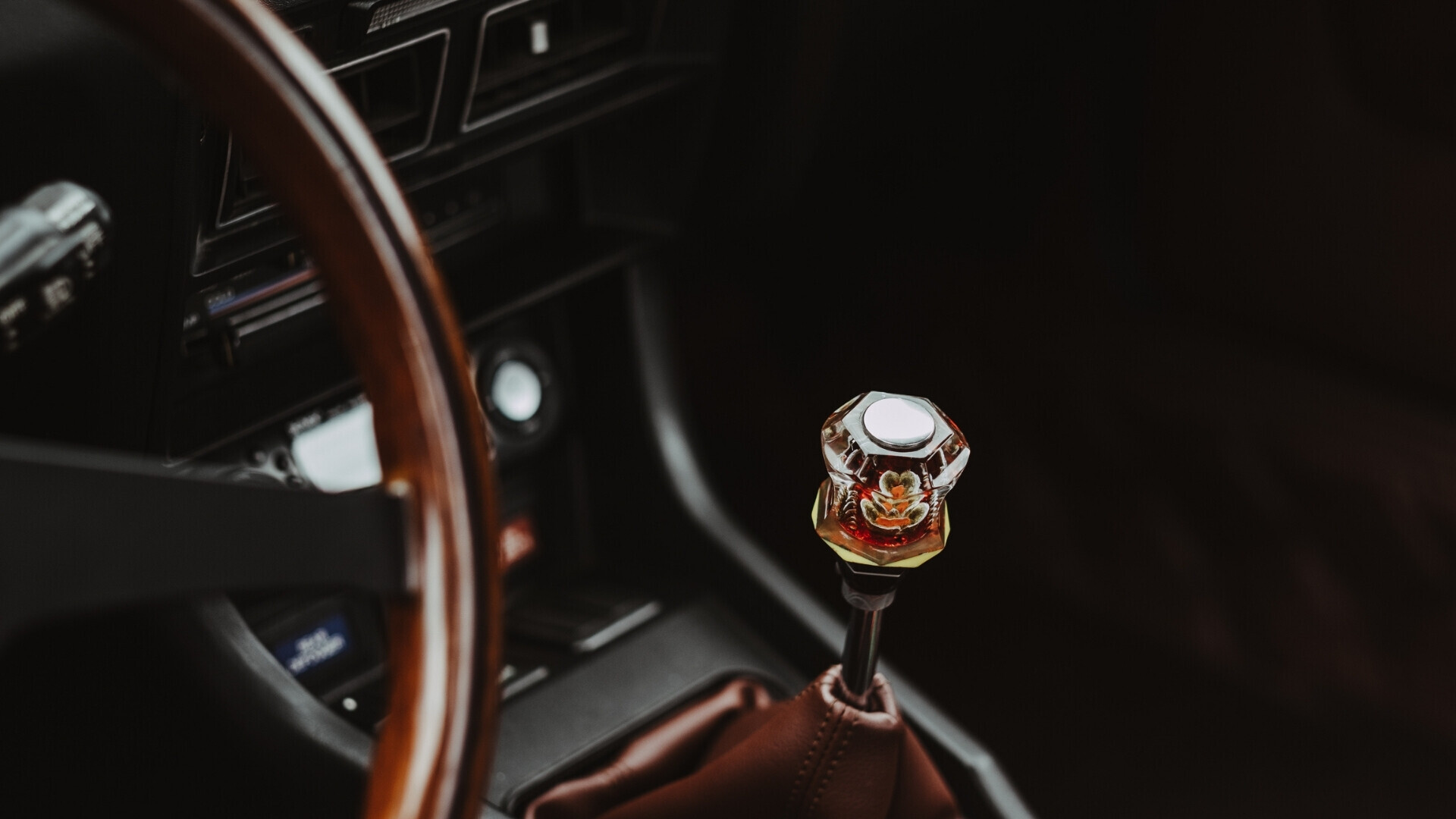 Leva del cambio in cristallo di lusso in un’auto Primo piano di un selettore del cambio trasparente e raffinato, interno elegante di un’auto di alta gamma.