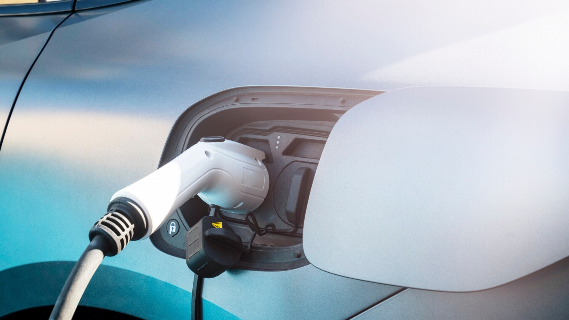 Primo piano di un’auto elettrica in ricarica.