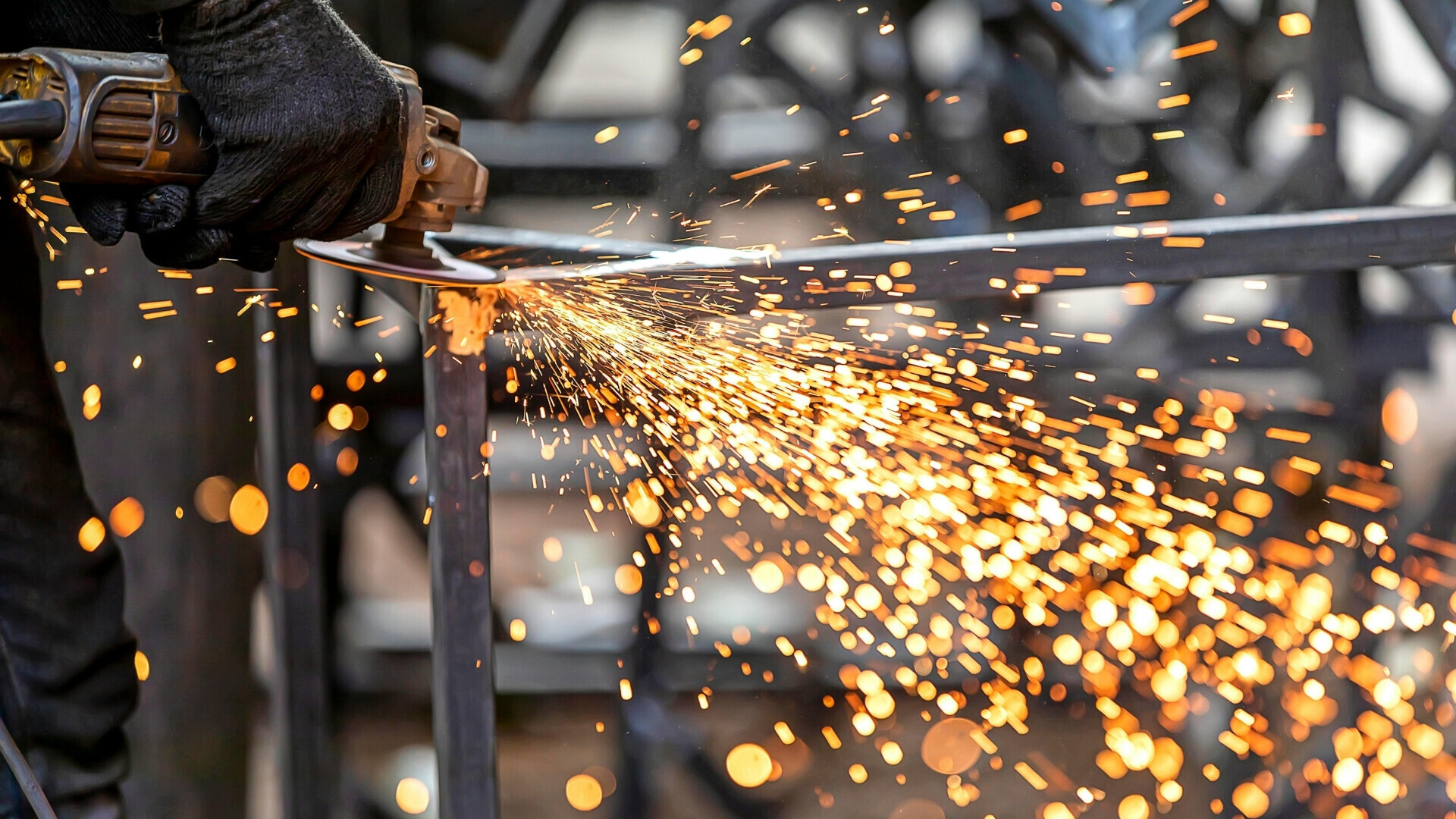 Lavorazione materie prime Immagine di lavorazione di un operatore sulle materie prime