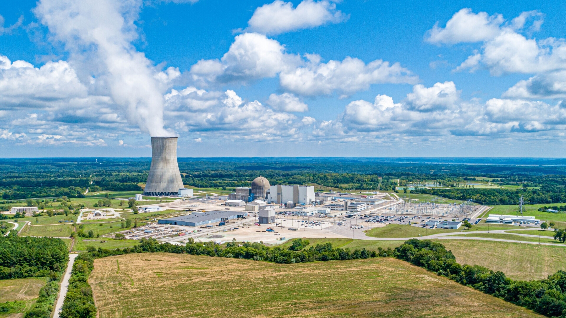 Complesso di reattori nucleari immerso in un paesaggio pianeggiante