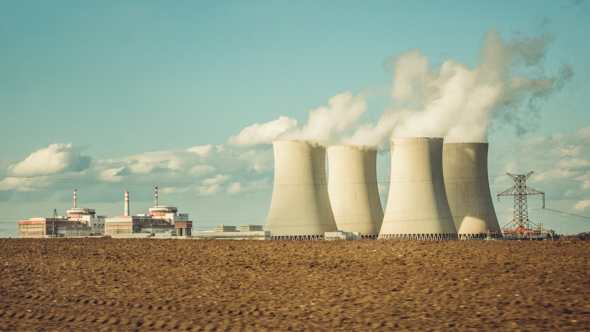 Dettaglio dei reattori con tubazioni e strutture visibili