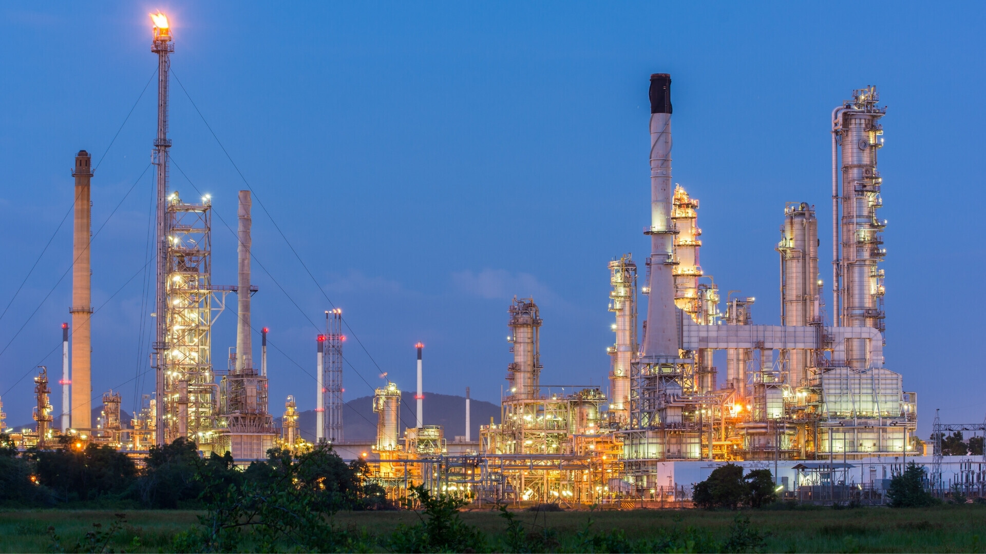 Raffineria illuminata durante la notte