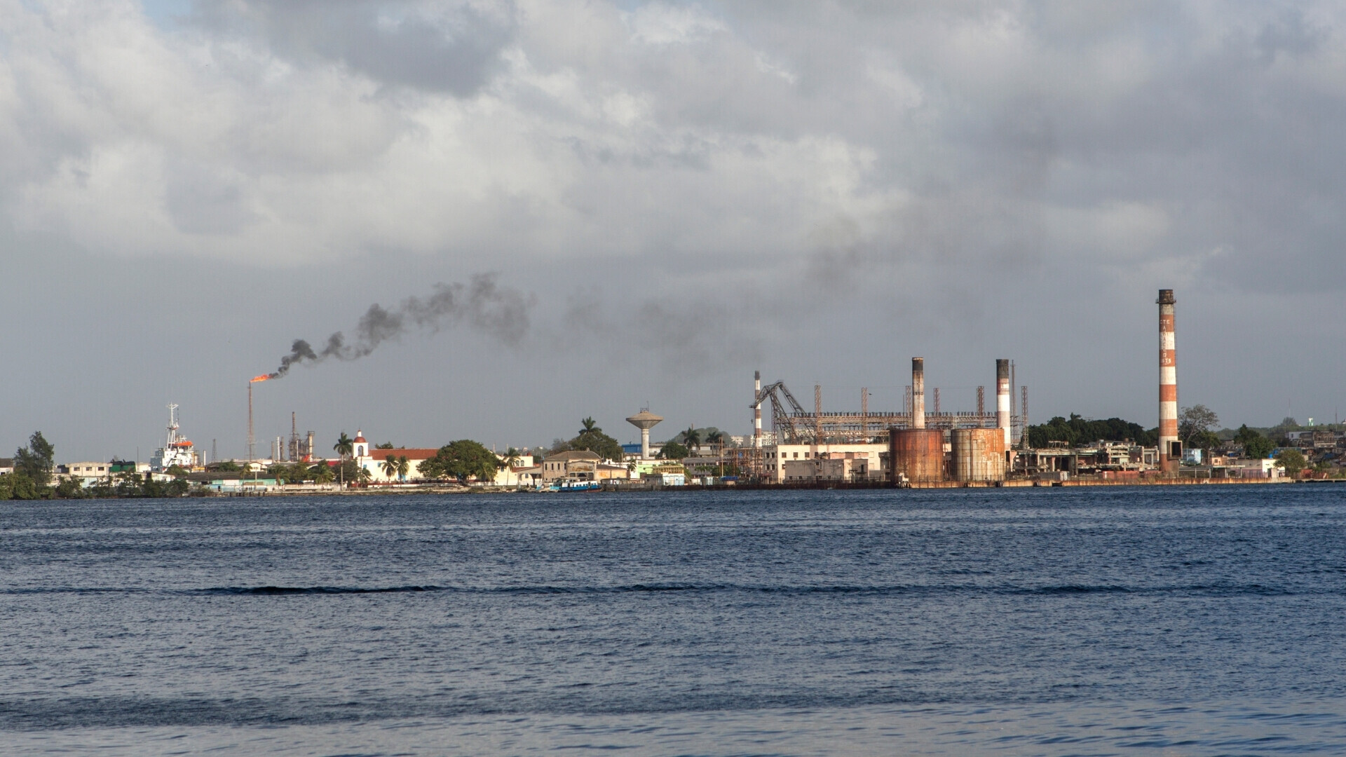 Impianto di raffinazione situato vicino alla costa
