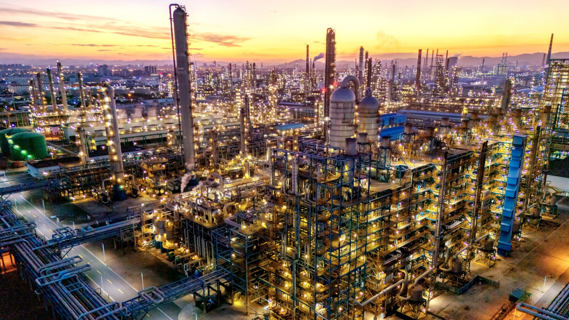 Vista aerea di un impianto chimico al crepuscolo Veduta aerea di un impianto chimico al crepuscolo.