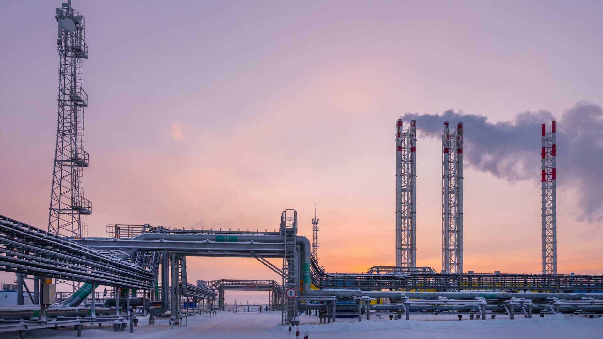 Industria della produzione di gas vicino a Novy Urengoi; produzione e lavorazione di gas naturale in Russia.