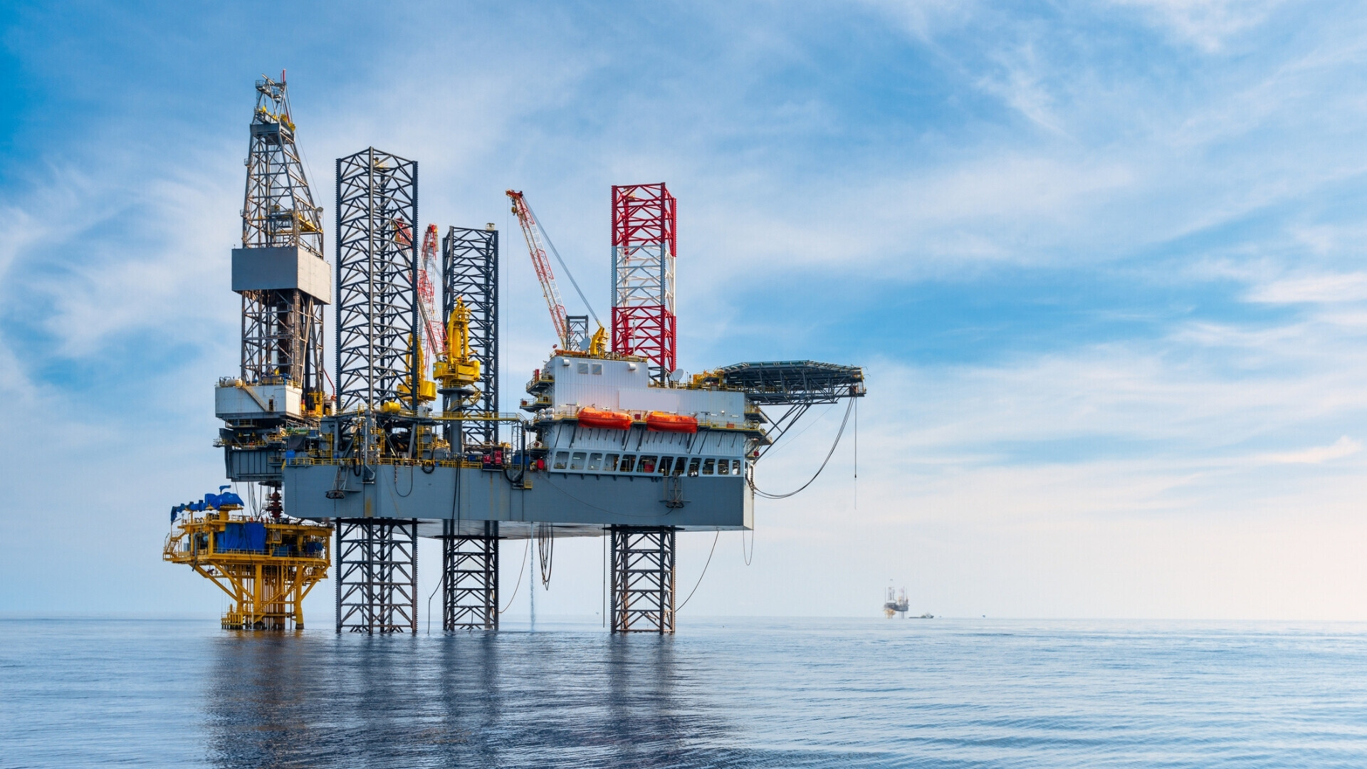 Piattaforma petrolifera Jack Up in mare aperto per estrazione di petrolio e gas, simbolo dell’industria energetica offshore.