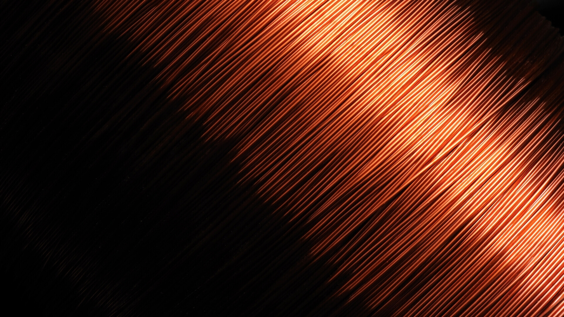 Matasse di sottili conduttori in rame avvolti e ordinati per l’uso industriale.