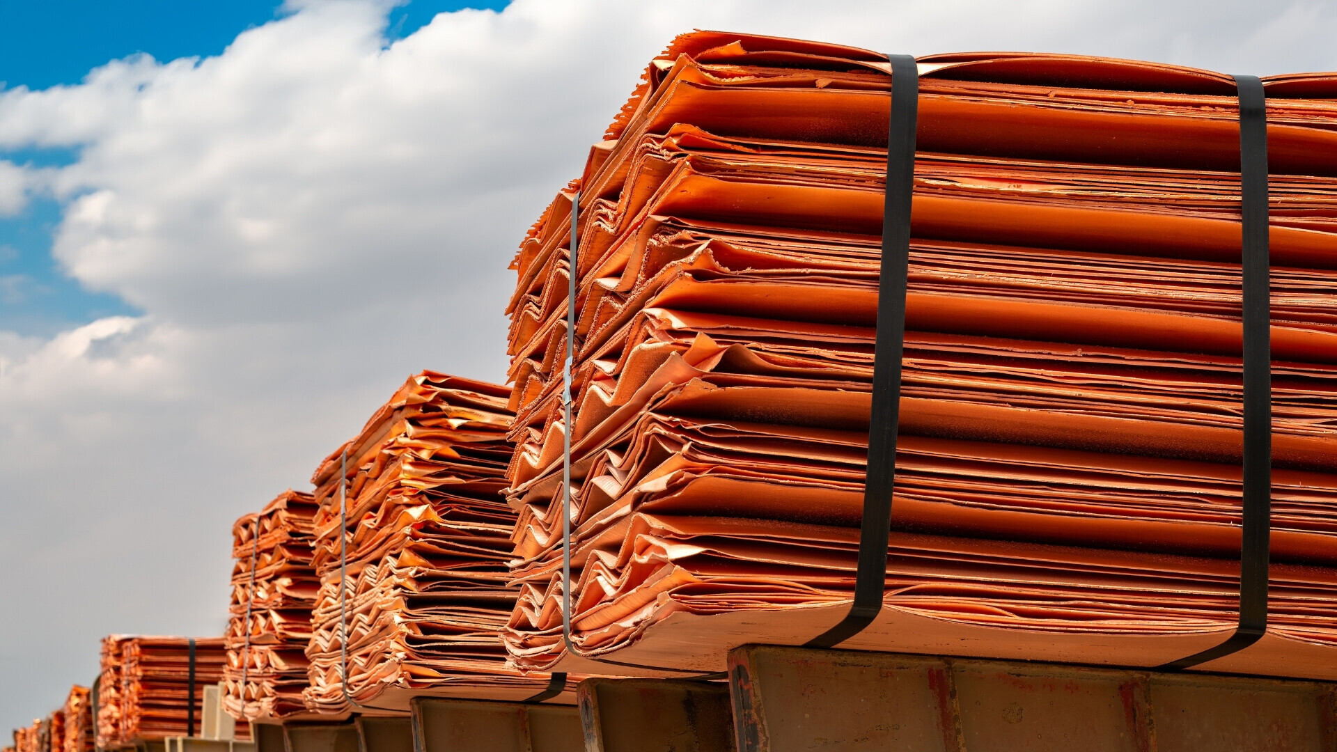 Lastre di rame sovrapposte in pacchi compatti, pronte per essere spedite o utilizzate nella produzione.