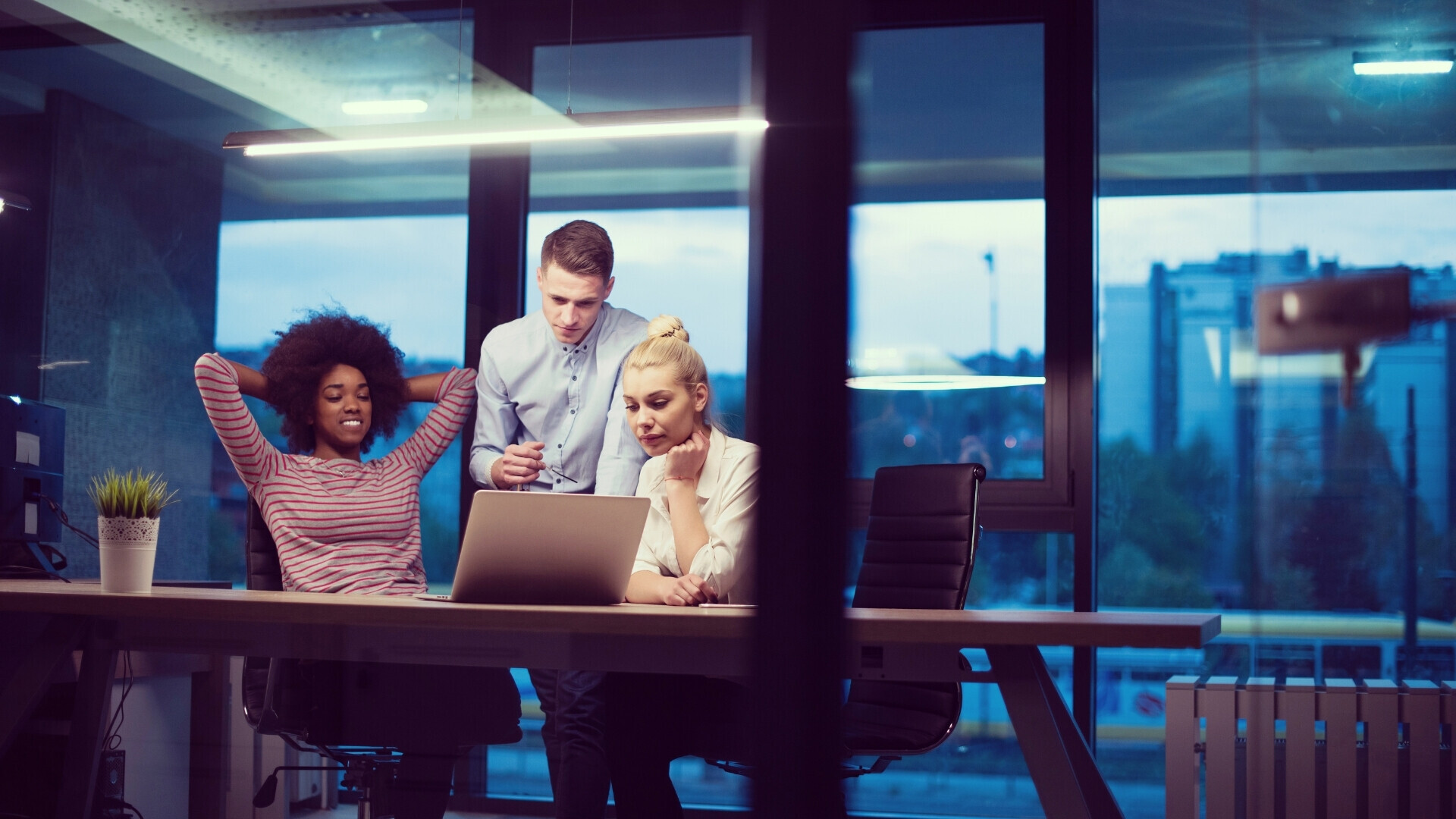 Schermata di computer che mostra un'interfaccia di analisi dati, con metriche di crescita e tassi di conversione.