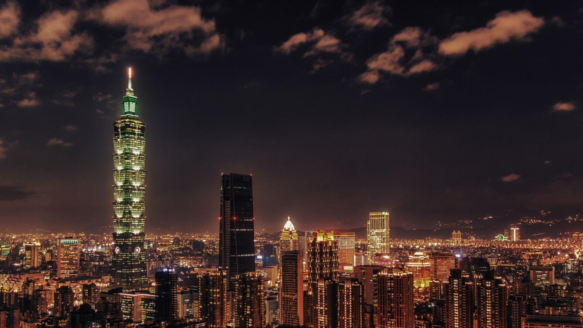 Panorama di Taiwan illuminata di notte