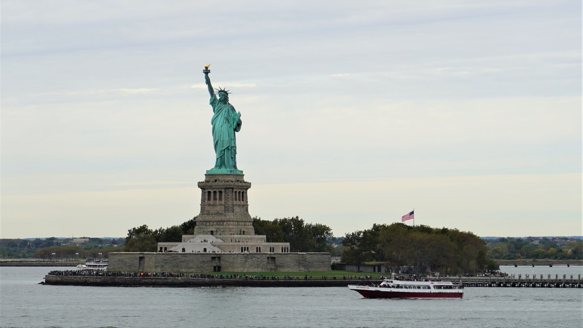 La bandiera degli Stati Uniti decorativa su una facciata storica, riflettendo la ricca eredità culturale del paese.