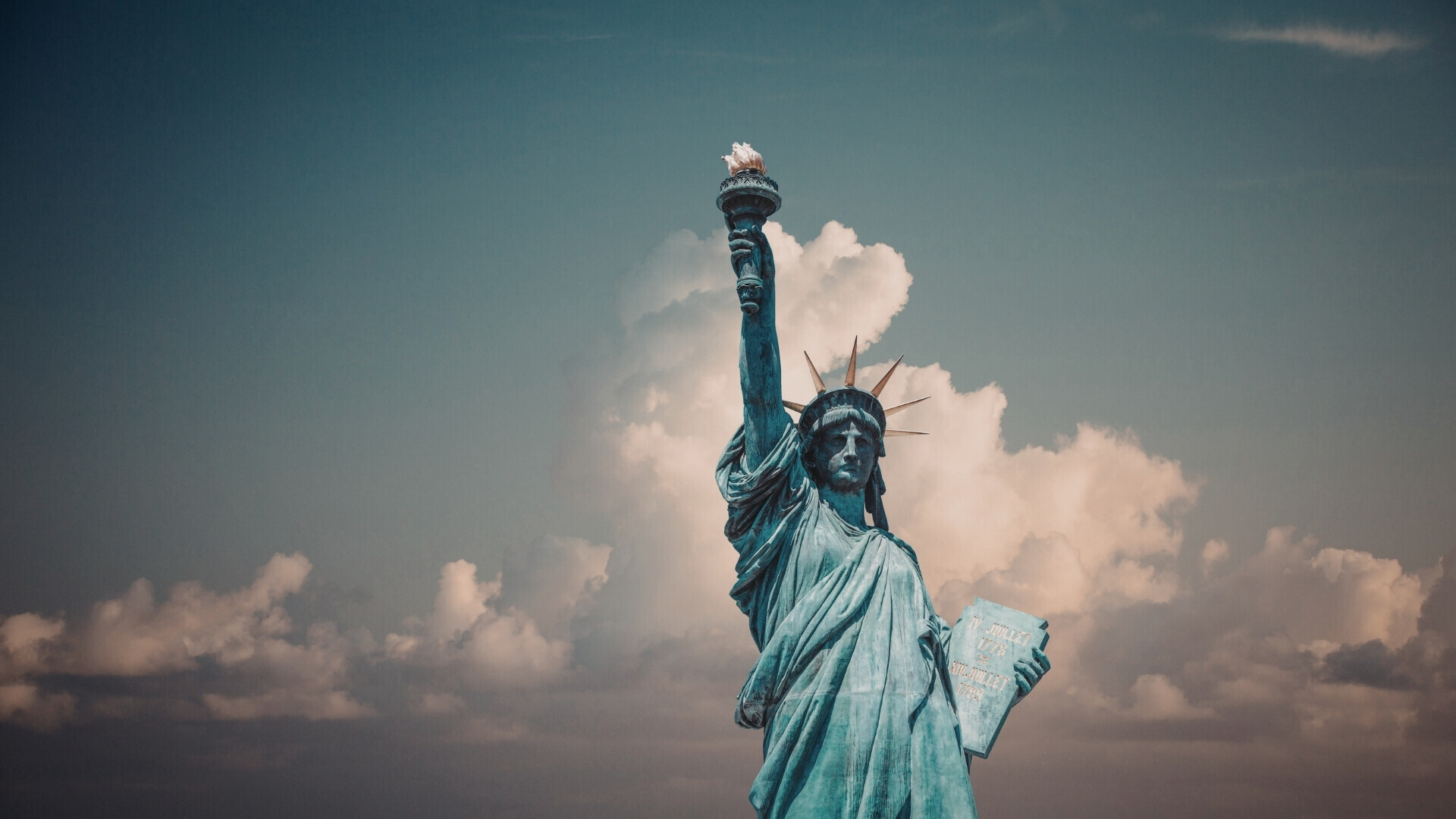 Wall Street, il cuore pulsante della finanza americana, è fiancheggiata da imponenti grattacieli che raccontano storie di invest