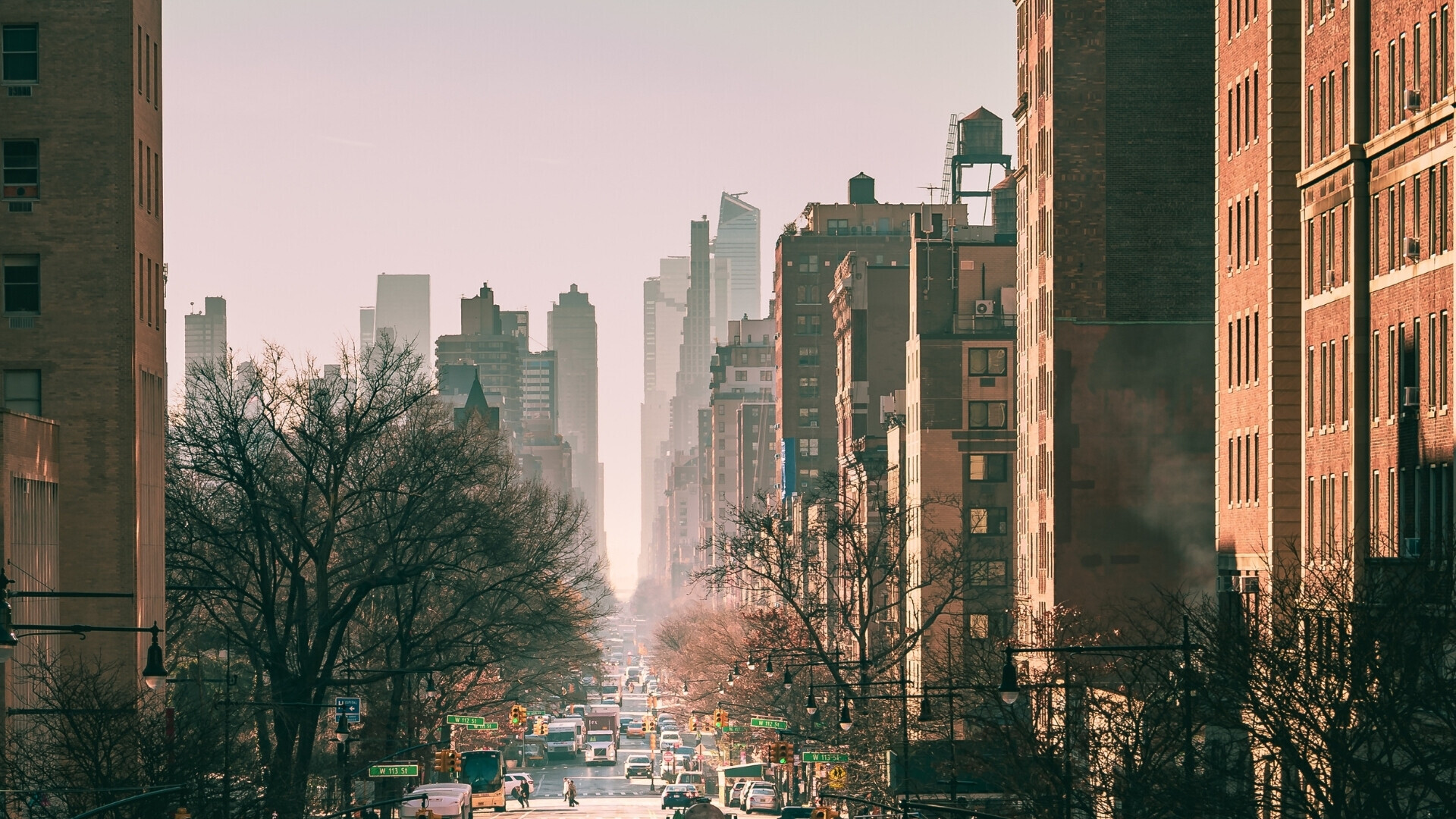 La bandiera americana sventola orgogliosa davanti a un campo di grano dorato, simbolo di libertà e prosperità