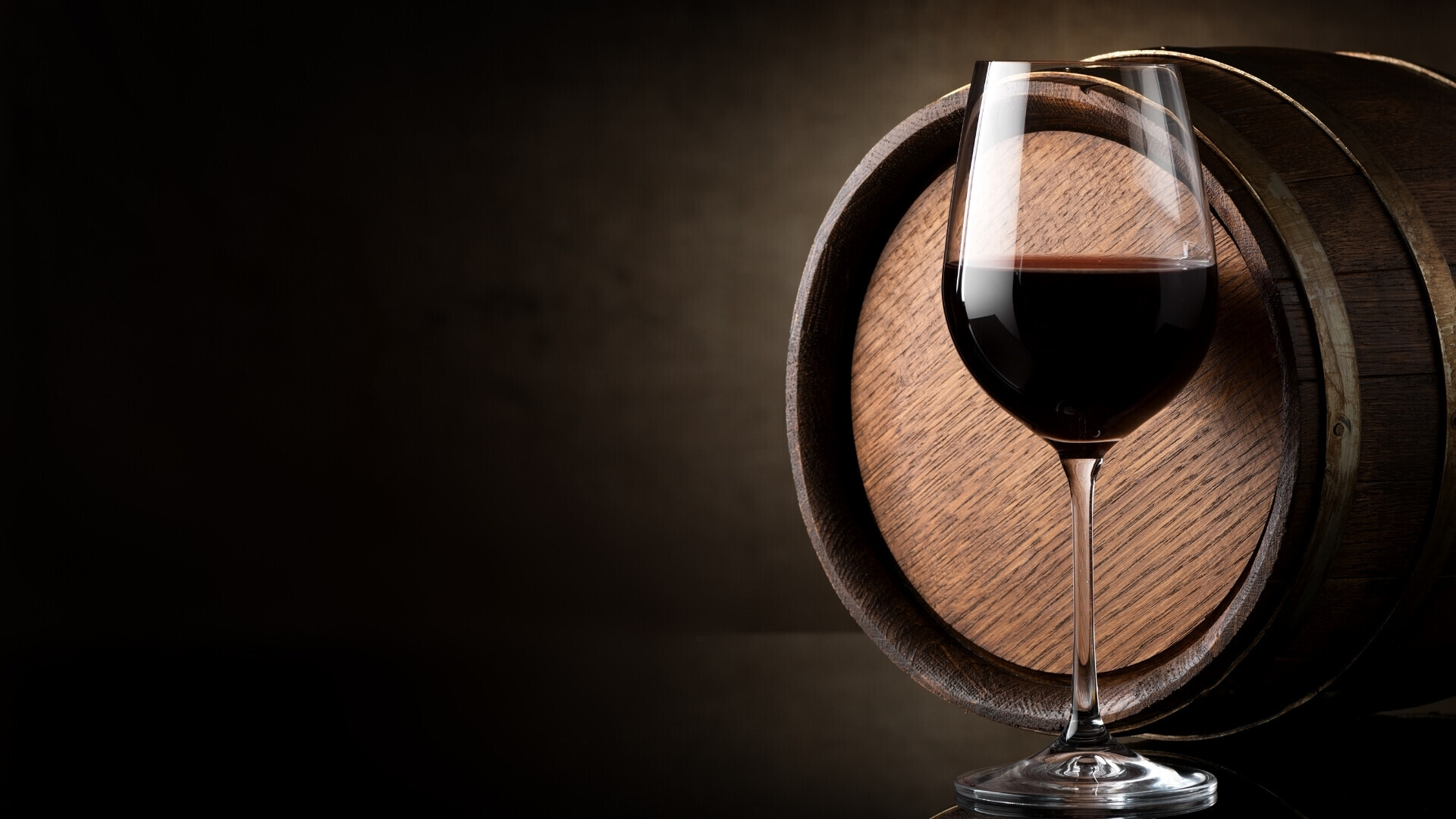 Vino_websim1 Botti di legno in una cantina antica, dove il vino riposa