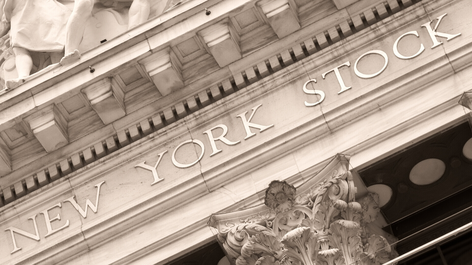 Facciata del New York Stock Exchange con colonne e bandiere USA