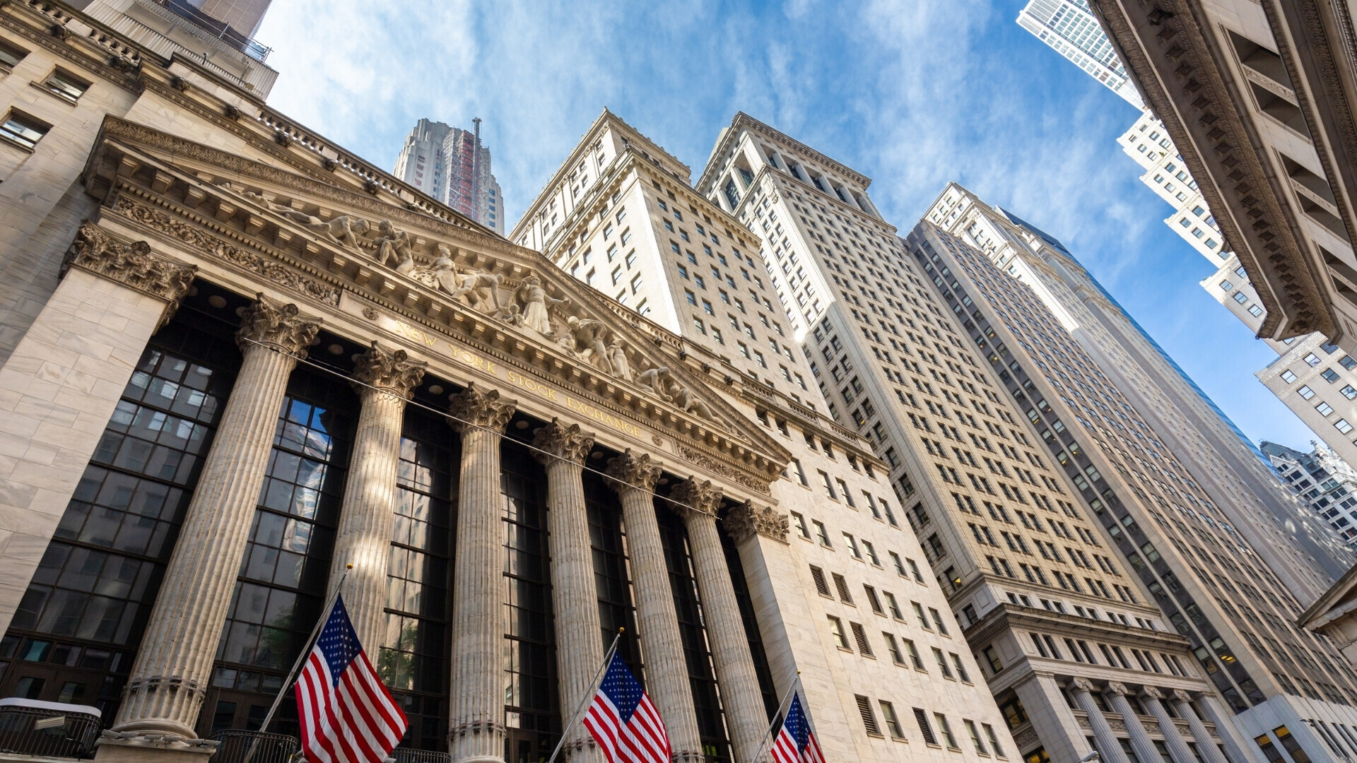 Vista laterale ingresso Wall Street Inquadratura laterale dell’ingresso del New York Stock Exchange, con la scalinata e la facciata visibile.