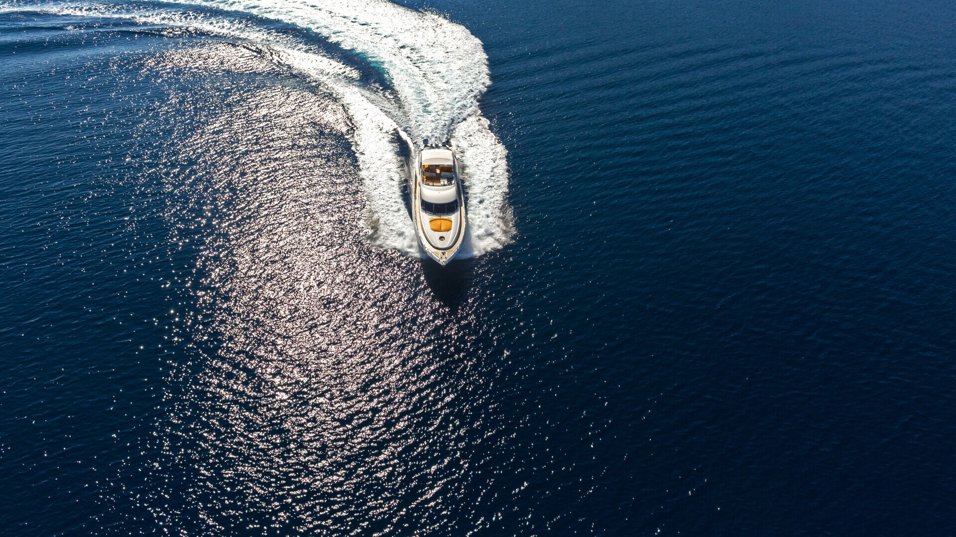 Eleganza in movimento: Uno yacht di lusso scivola sulle acque cristalline, riflettendo il sole estivo.
