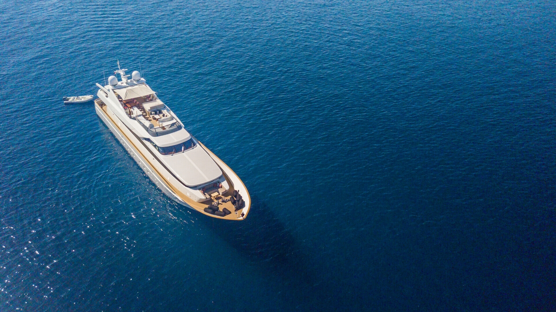 Navigazione esclusiva: Navigazione sull'oceano su un elegante yacht, tra comfort e panorami mozzafiato.