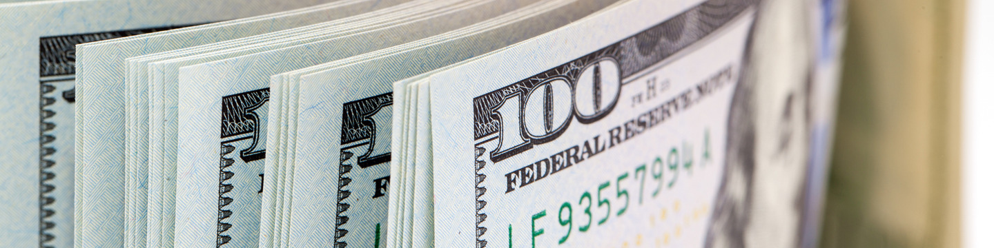 Banconote di valore unico, custodite in un portafoglio, pronte a trasformarsi in esperienze indimenticabili.