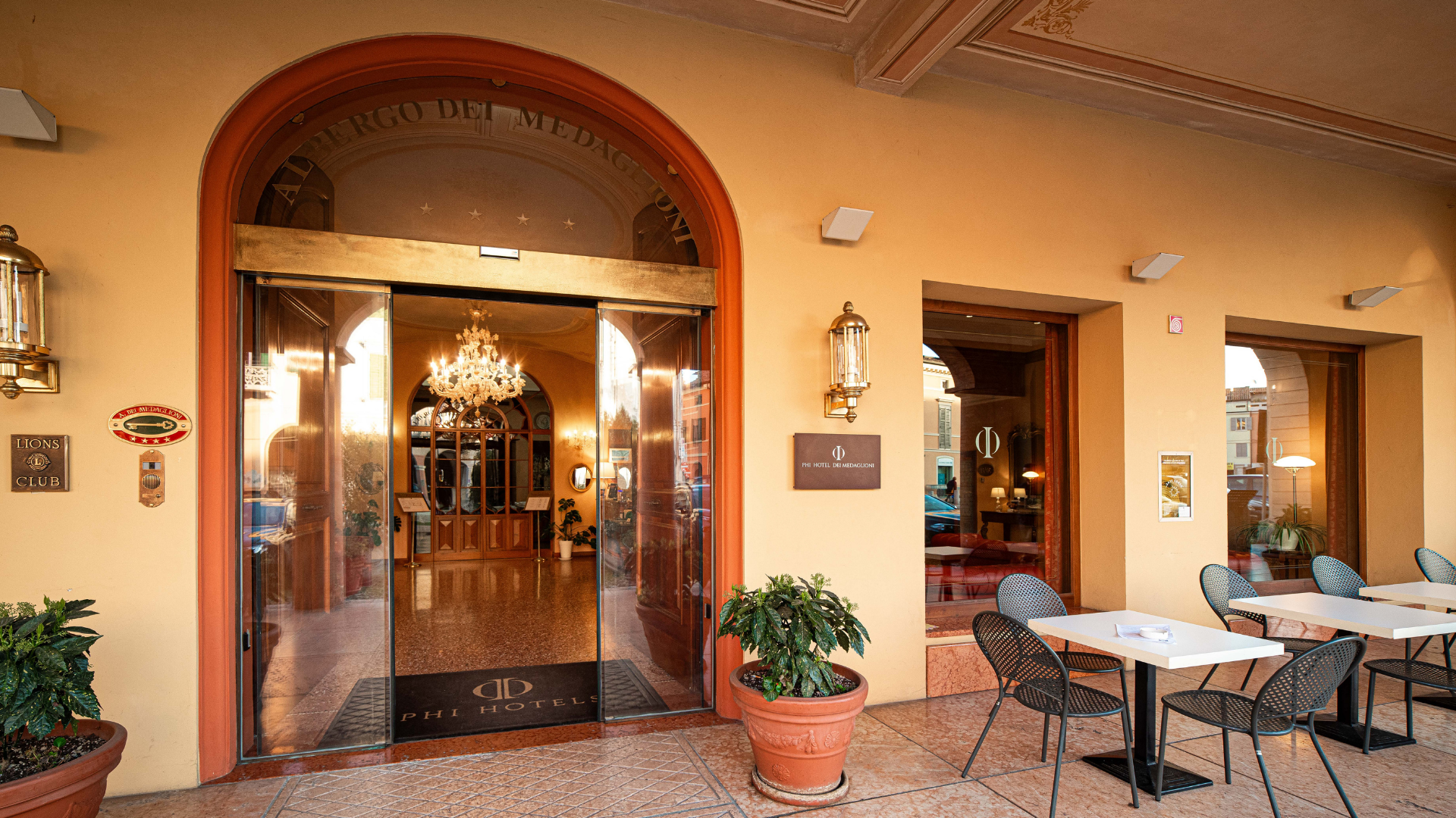 Phi Hotel dei Medaglioni Entrata del Phi Hotel dei Medaglioni a Correggio