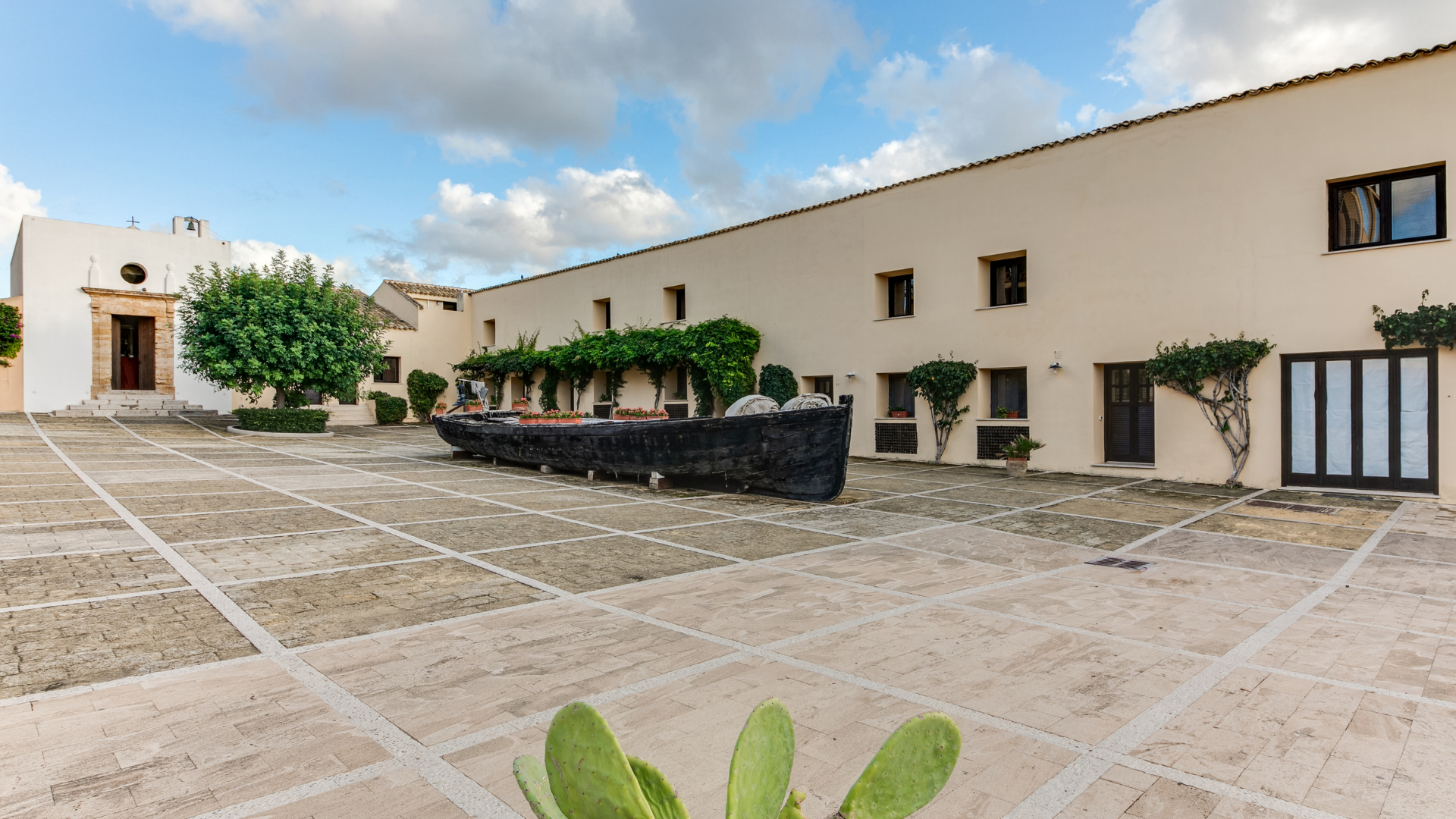 Phi Hotel La Tonnara di Bonagia, una struttura ricettiva situata in Sicilia, nei pressi di Trapani.