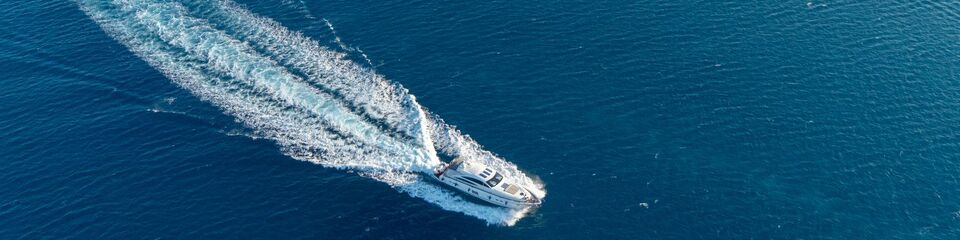 Navigazione esclusiva: Navigazione sull'oceano su un elegante yacht, tra comfort e panorami mozzafiato.